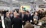 Фото4_Почетные гости знокомятся с тематической экспозицией_на_сайт